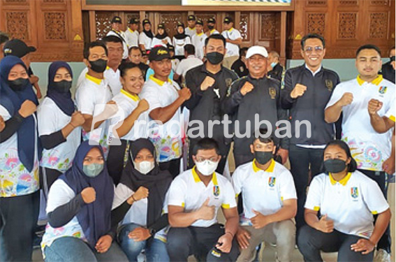 SEMANGATI DUTA OLAHRAGA: Bupati Tuban Aditya Halindra Faridzky, Ketua DPRD Tuban M. Miyadi, dan Ketua Umum KONI Tuban Mirza Ali Manshur bersama atlet dan ofisial pada pemberangkatan kontingen Porprov VII Jatim di Pendapa Krido Manunggal Tuban kemarin (18/