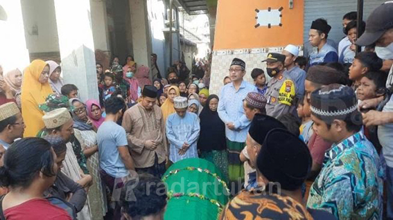 LANGSUNG DIMAKAMKAN: Suasana takziah pemakaman HS, putra Buya Arrazy Hasyim di rumah mertuanya di Desa/Kecamatan Palang kemarin (22/6) sore.