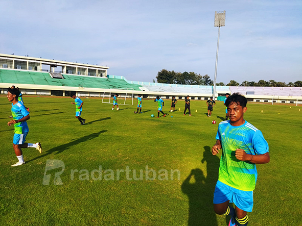 JELANG PORPROV VII 2022: Pemain Tim Sepak Bola Porprov Tuban saat mengikuti sesi latihan. / Zakki Tamami