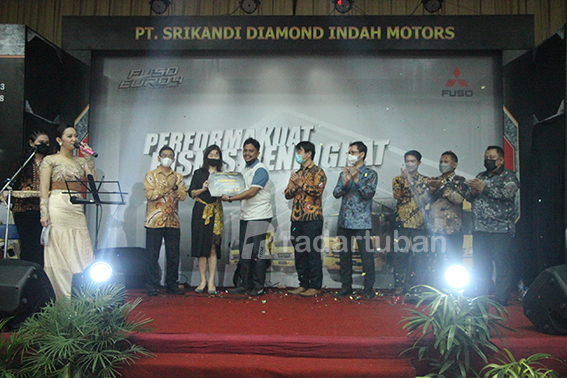 BERUNTUNG: Juragan Mitsubishi mendapatkan undian grand prize utama pada acara peluncuran Canter dan Fighter X di Graha Sandiya. / Yudha Satria Aditama