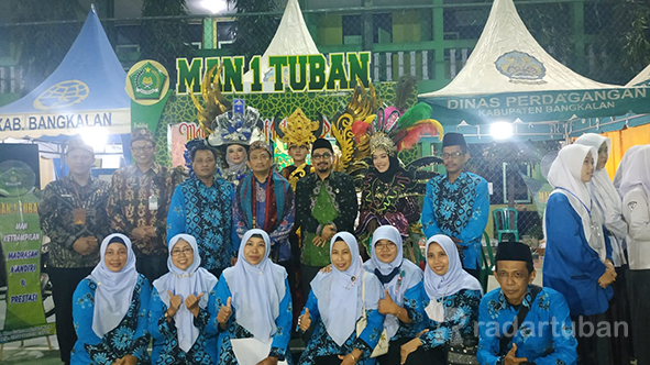 MENGHARUMKAN TUBAN: Tim dari MAN 1 Tuban saat mengikuti Expo MA Keterampilan tingkat nasional di Bangkalan.