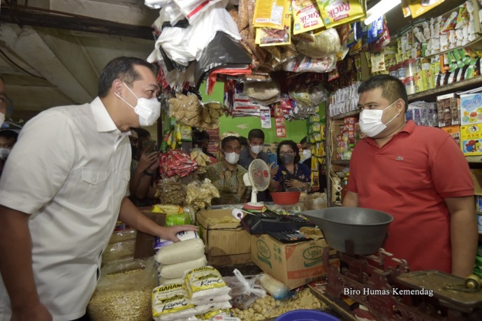 Menteri Perdagangan, Muhammad Lutfi didampingi Direktur Jenderal Perdagangan Dalam Negeri, Oke Nurwan meninjau implementasi penjualan program Minyak Goreng Curah Rakyat (MGCR) di Pasar Kampung Ambon, Jakarta, Selasa (7 Juni).