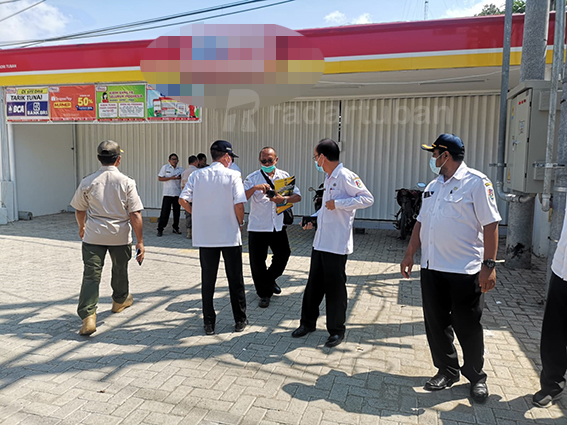 EH, TERNYATA ILEGAL: Petugas gabungan dari Pemkab Tuban menutup paksa minimarket yang tidak mengantongi izin tapi sudah beroperasi, kemarin (22/6). / Yudha Satria Aditama