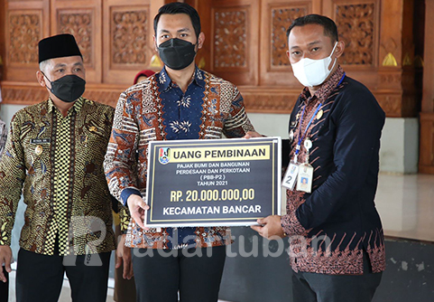 SELAMAT: Bupati Tuban Aditya Halindra Faridzky menyerahkan uang pembinaan kepada camat yang mencapai target pemungutan PBB-P2 tahun 2021.
