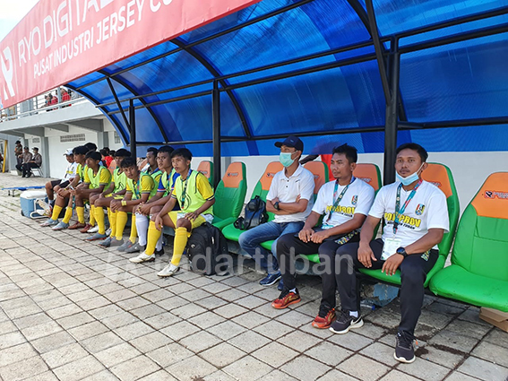 TETAP SEMANGAT: Jajaran pelatih dan pemain tim sepak bola Tuban.