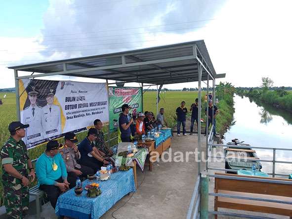 GALI POTENSI DESA: Bupati Tuban Aditya Halindra Faridzky didampingi Sekda Budi Wiyana dan Kepala Bappeda Litbang Tuban Agung Triwibowo saat mengecek potensi wisata di Desa Mandirejo, Kecamatan Merakurak.