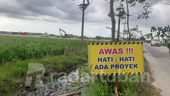 PEMICU KEMELUT: Lahan seluas 7 hektare di Desa Sambonggede, Kecamatan Merakurak yang sedang diuruk PT Sumber Aneka Gas untuk pendirian stasiun pengolahan gas. / M. Mahfudz Muntaha