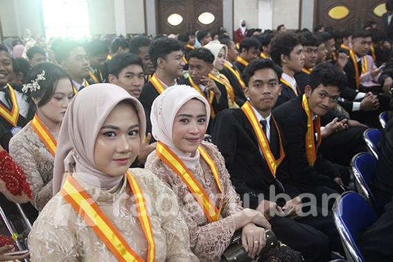 PLONG, LULUS SEKOLAH: Siswa dan siswi SMKN 1 Tuban mengekspresikan kegembiraannya.