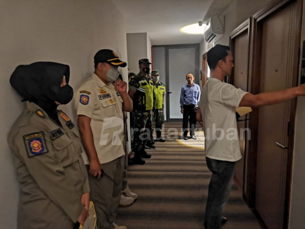 SISIR KAMAR: Petugas gabungan Polres Tuban dan satpol PP saat melakukan razia perbuatan asusila di Hotel Front One King, Jalan Stasiun. / Yudha Satria Aditama