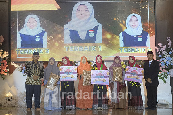 MEMBANGGAKAN: Ketua Yayasan Bahrul Huda Drs. H. M. Rowi, M.Si (paling kiri) didampingi Kepala SMP BAS Tuban Sya’roni, SE (paling kanan) menyerahkan penghargaan kepada tanfidz putri.