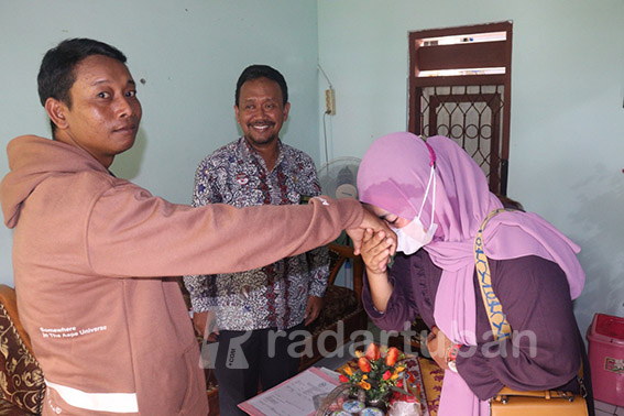 MEDIASI BERAKHIR DAMAI: Salah satu pasutri yang berhasil didamaikan hakim Pengadilan Agama Tuban pada sidang di luar gedung di Desa Sumberarum, Kecamatan Kerek kemarin (10/6).
