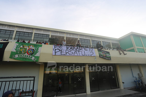KECEWA: Spanduk “Pie kabare Persatu?” yang dibentangkan suporter Persatu saat menyaksikan laga antara tim Porprov Tuban dengan Sidoarjo di Stadiun Bumi Wali, Sabtu (4/6)./ M. Mahfudz Muntaha
