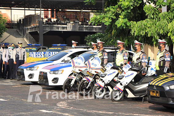 SIAP TURUN: Petugas yang disiapkan untuk menjaring pelanggar lalu lintas dalam Operasi Patuh Semeru selama dua pekan kedepan.