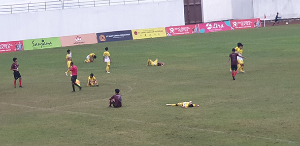TERKULAI LEMAS: Para pemain  sepak bola Tuban menunjukkan ekspresi kekecewaannya  setelah dikalahkan tim Kota Blitar dengan skor 0-1 pada Kamis (23/6).