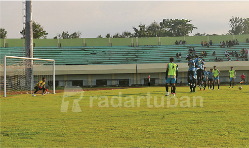 DITAHAN IMBANG: Tim Tuban melawan Tim Sidoarjo yang berakhir dengan skor imbang 2-2 kemarin (4/6). / Andhika Feriawan