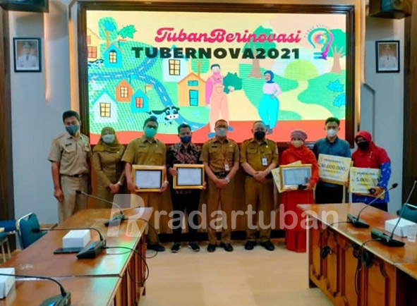 EVENT TAHUNAN: Penyerahan hadiah kepada para inovator pemenang pada penyelenggaraan Tubernova 2021 lalu.