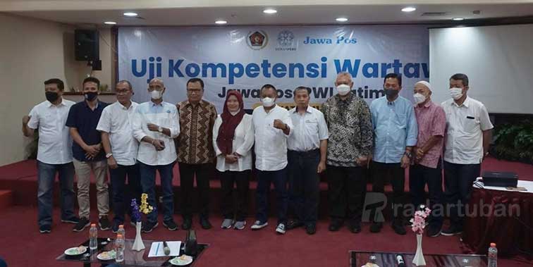 UNDANGAN KEHORMATAN DAN PENGUJI: Direktur Jawa Pos Radar Nur Wahid (dua dari kiri), Sekretaris Dewan Kehormatan PWI Pusat Sasongko Tedjo (lima dari kiri), Ketua PWI Jatim Lutfil Hakim (tujuh dari kiri), dan SM of Corporate Communication SIG Setiawan Prase