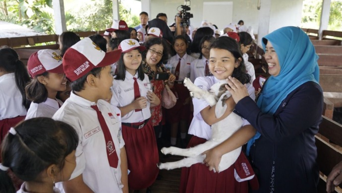 Prof. Dr. drh. Lili Zalizar, M.S. saat memberikan edukasi kepada siswa tentang hewan ternak di Laboratorium terpadu UMM.