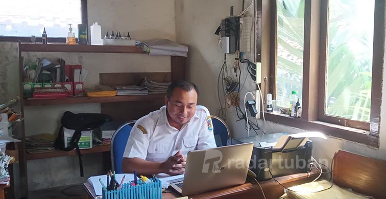 BERI KLARIFIKASI: Sekdes Guwoterus, Kecamatan Montong Samsudin memberikan penjelasan terkait  distribusi bansos di desanya. / Yudha Satria Aditama
