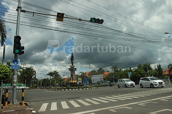 TAK KENAL MUSIM: Langit mendung sebelum hujan di sekitar Bundaran Letda Sucipto, Tuban kemarin (5/7). / Yudha Satria Aditama