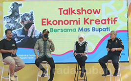 KUPAS TUNTAS: Talkshow seputar ekonomi kreatif bersama Bupati Tuban Aditya Halindra Faridzky pada  acara Kidung Sumurup Pantai Boom Tuban kemarin (1/7). / Yudha Satria Aditama