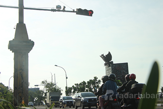 AWASI LALIN: Pertigaan Rest Area, salah satu titik yang terpasang kamera CCTV berteknologi tinggi milik Pemkab Tuban. / Yudha Satria Aditama