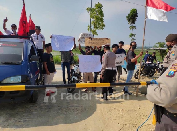 MENYEGEL: Pintu masuk lokasi pengurukan yang terpasang tulisan disegel masyarakat saat aksi demi kemarin (19/7) yang membuat aktivitas pengurukan dihentikan kemarin.