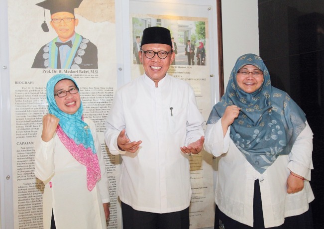 JAWAB TANTANGAN: Dari kiri Wakil Rektor 4 Dr Ir Hj Istirochah Pujiwati MP, Rektor Unisma Prof Dr Maskuri MSi (tengah) dan Dekan FK Unisma dr Rahma Triliana PhD usai jumpa pers, kemarin.