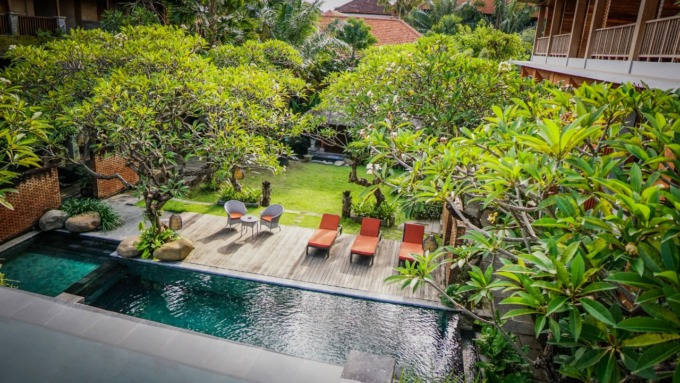 SIAP MANJAKAN TAMU: Garden dan pool view Fourteen Roses Boutique Hotel Legian, siap manjakan tamu yang berlibur di Bali. (ist)