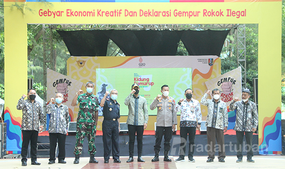 KOMPAK: Forkopimda Tuban saat melakukan salam Gempur Rokok Ilegal sebagai wujud komitmen dan dukungan terhadap pemberantasan rokok ilegal di Kabupaten Tuban.