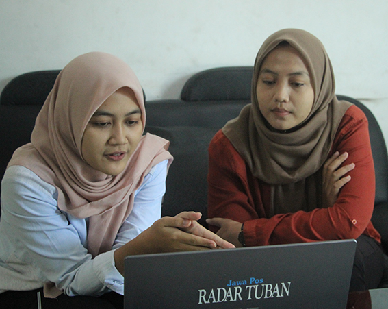 BERBAGI: Live Instagram yang dilakukan dua host Jawa Pos Radar Tuban membagikan voucher makanan Resto Jepang. / Yudha Satria Aditama