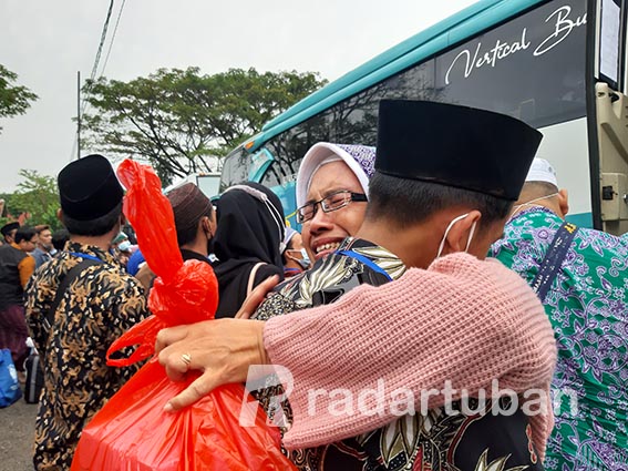 LEPAS RINDU: Tangis haru menyelimuti penjemputan jemaah haji di lapangan Kompi Tuban, Minggu (17/7). / M. Mahfudz Muntaha