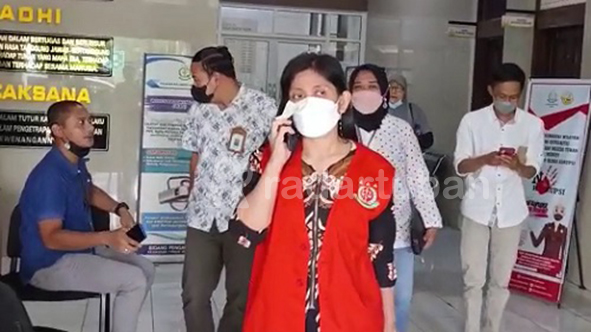 MENUNGGU DILIMPAHKAN: Hanany Ika Prasety, tersangka korupsi honor PPKBD dan sub PPKBD di kantor Kejari Tuban.