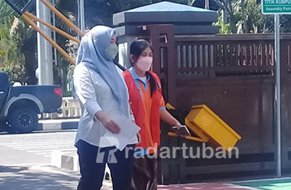 Begitu menerima Hanany beserta barang bukti kasusnya, terang dia, JPU Andy Rachman langsung mengajukan perpanjangan masa penahanan terhadap ibu dua anak tersebut ke Pengadilan Tindak Pidana Korupsi (Tipikor) Surabaya. / Yusab Alfa Ziqin