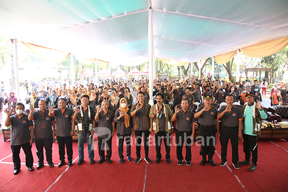KOMPAK: Bupati Tuban Aditya Halindra Faridzky bersama jajarannya berfoto bersama usai mempertegas komitmen menjaga alam dan lingkungan dalam acara Peringatan Hari Lingungan Hidup di Hutan Kota kemarin (30/6).