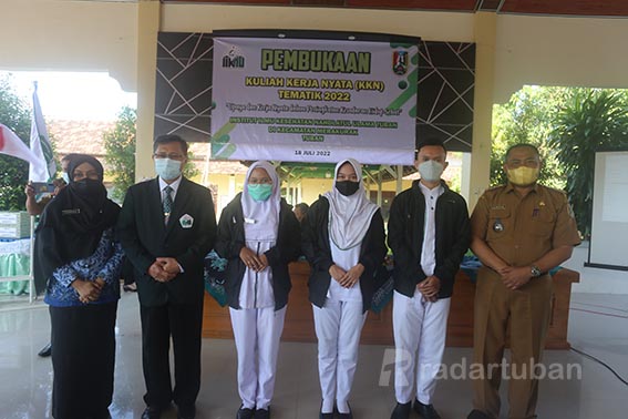 PADUKAN KERJA SAMA: Rektor IIKNU Tuban Dr H Miftahul Munir S.KM, M.Kes, DIE (dua dari kiri) bersama Camat Merakurak Muhammad Mustakim (paling kanan), Kepala Puskesmas Merakurak Reinnidha Puspitasari (paling kiri), dan mahasiswa peserta KKN foto bersama.
