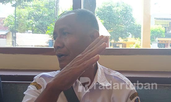 PILIH MENEMPUH JALUR HUKUM: Kepala Desa Guwoterus, Kecamatan Montong Pudji saat memberikan keterangan kepada awak media usai dimintai keterangan di Polsek Montong kemarin (13/7). / Yudha Satria Aditama