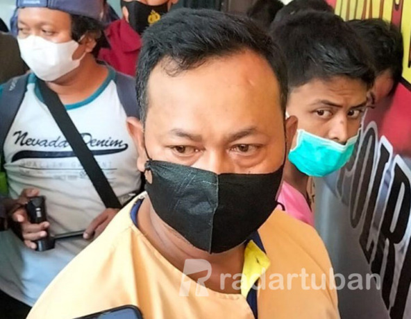 MENUNGGU PROSES PEMBERHENTIAN: Kades Mander, Kecamatan Tambakboyo Suhartono ketika dirilis penangkapannya di Mapolres Tuban pada awal April lalu.