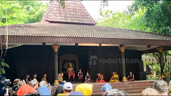 HADIRKAN SUASANA 700 TAHUN SILAM: Salah satu scene pertunjukan Ranggalawe Mangkat yang menggambarkan Raden Wijaya duduk di dampar kencana dan dikelilingi para penggawa.