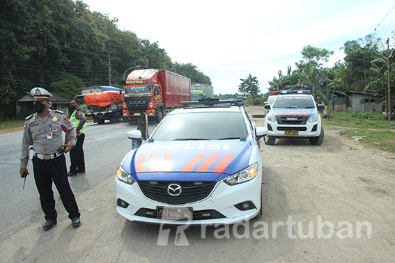 TITIK RAWAN LAKA: Tim Ditlantas Polda Jatim dan Satlantas Polres Tuban saat melakukan analisa kecelakaan di kawasan Hutan Jati Peteng, Desa Sumurgeneng, Kecamatan Jenu. / Yudha Satria Aditama