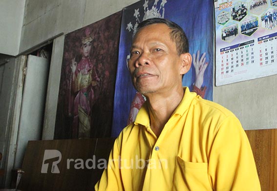 TERLAPOR KASUS PROTES BANSOS: Salmo di dalam rumahnya di Desa Guwoterus, Kecamatan Montong. / Yudha Satria Aditama