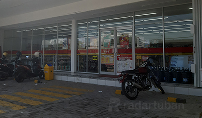 PERLU KETEGASAN: Minimarket di Desa Bogorejo, Kecamatan Merakurak nekat buka meski sudah disegel petugas karena tak mengantongi izin lengkap, kemarin (3/7). / M. Mahfuz Muntaha