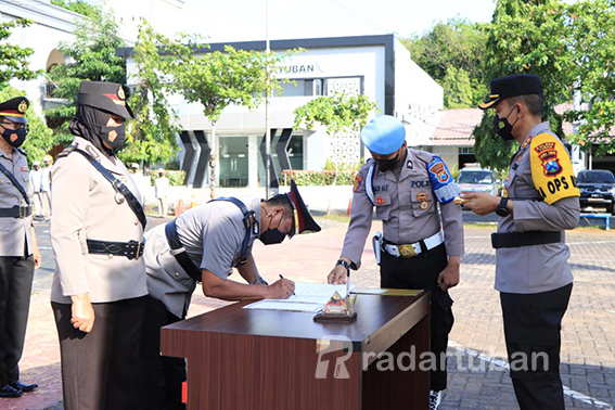 GERBONG MUTASI: Serah terima jabatan enam perwira yang dilaksanakan di halaman Mapolres Tuban. / Yudha Satria Aditama