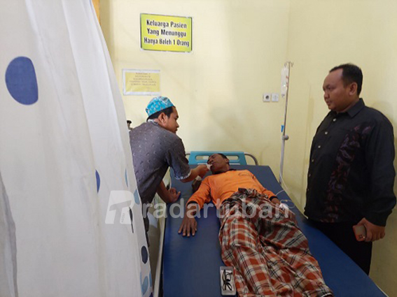 KORBAN SELAMAT: Rukadi tampak masih lemas ketika dirawat di Puskesmas Tambakboyo kemarin (21/7).