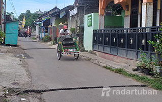 PERLU DITERTIBKAN: Garis kejut atau polisi tidur yang dibuat lingkungan masyarakat di salah satu perkampungan di Tuban. / Zakki Tamami