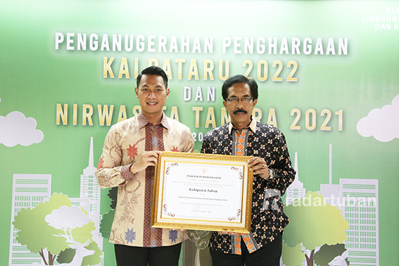 MEMBANGGAKAN: Bupati Tuban Aditya Halindra Faridzky, SE. bersama Kepala DLH Hub Bambang Irawan usai menerima penghargaan Nirwasita Tantra dari KLHK di Jakarta kemarin (20/7).