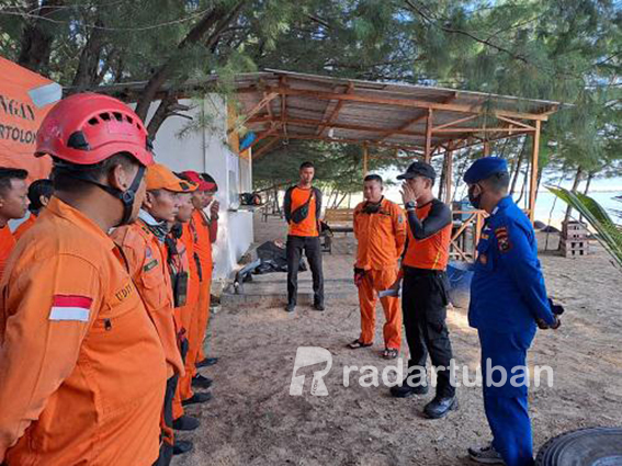 PENCARIAN HARI KETIGA: Personel dari Basarnas Surabaya membrifing tim SAR di Pos SAR area Pantai Semilir, Desa Socorejo, Kecamatan Jenu kemarin (22/7).