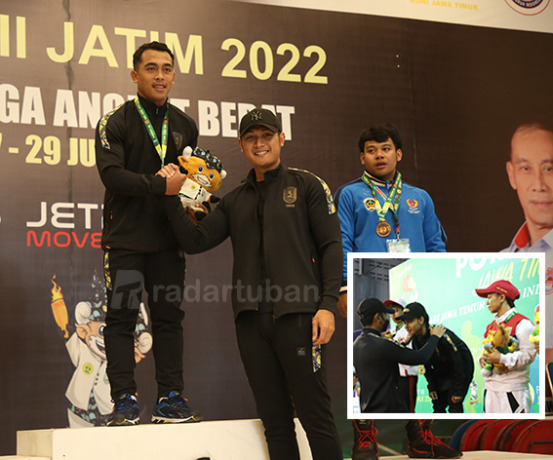 SELAMAT: Bupati Aditya Halindra Faridzky hadir dan menyerahkan langsung medali yang diraih atlet Tuban.