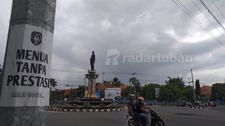 MEREKA YANG CINTA PERSATU: Kritik membangun dari supporter Persatu melalui tulisan. Harapannya, ada kepedulian dari pemkab. / Zakki Tamami