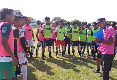 TUNGGU KEJELASAN NASIB: Tim Persatu Tuban saat berlatih menghadapi Liga 3 musim lalu.